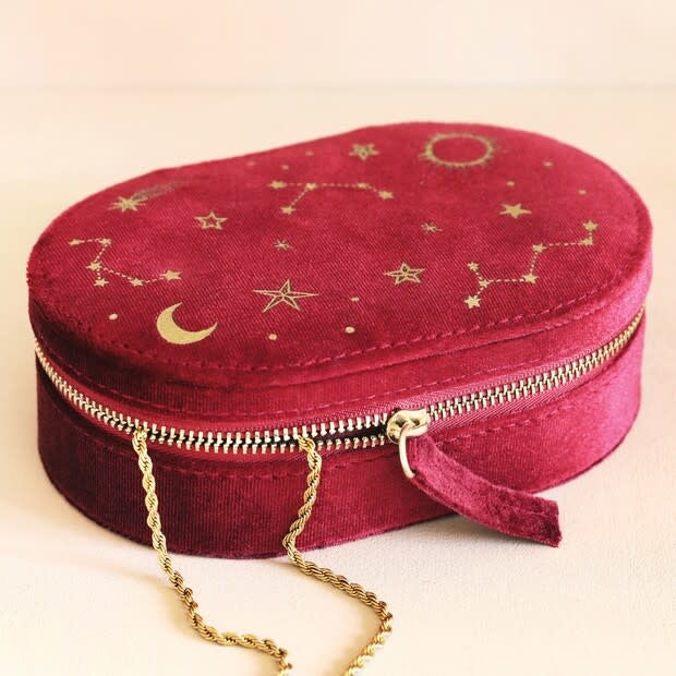 starry-night-velvet-oval-jewellery-case-in-red-4x3a0156-620x620